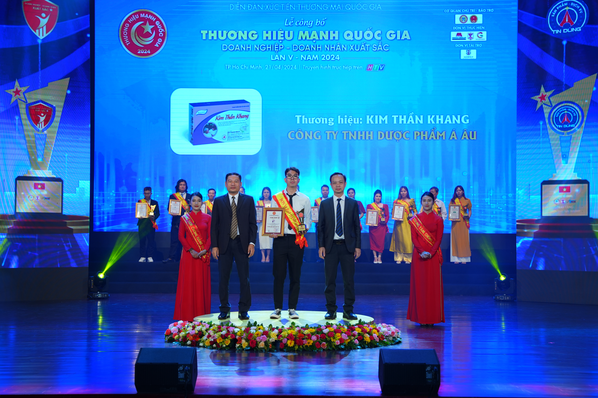 Đại diện nhãn hàng Kim Thần Khang nhận giải thưởng Top 10 Thương hiệu mạnh Quốc gia năm 2024